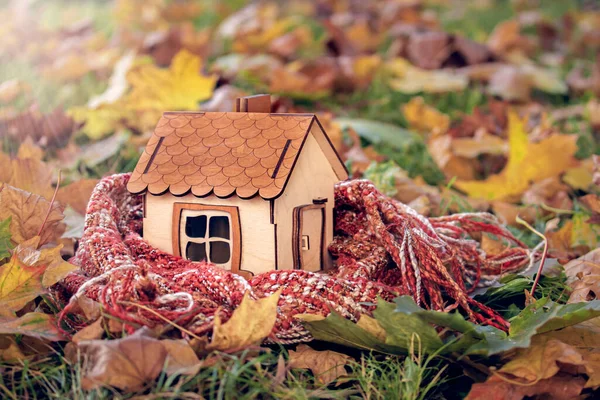 Modell Eines Holzhauses Gestrickter Schal Abgefallenes Laub Heizjahreszeitkonzept Warmes Gemütliches — Stockfoto