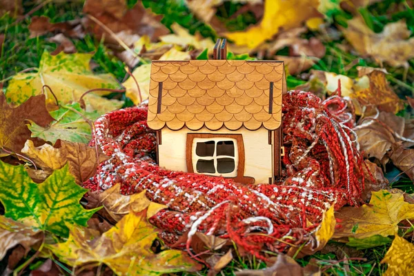 Ein Baumhaus Einem Herbstlichen Park Auf Abgefallenem Laub Das Konzept — Stockfoto