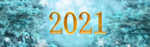 新年の背景2021年雪と輝きと大きな雪の結晶を持つモミの枝黄金数2021年冬の森のパノラマ — ストック写真