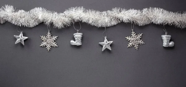 Vánoční Banner Stříbrné Vánoční Ozdoby Černém Pozadí Šťastný Nový Rok — Stock fotografie
