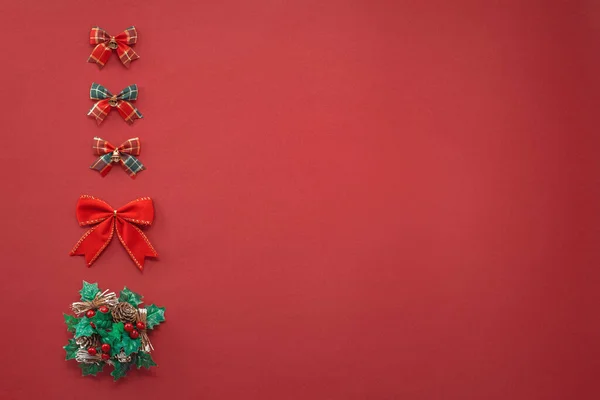 Prázdné Červené Vánoční Pozadí Novoroční Výzdobou Luky Věnec Červeném Pozadí — Stock fotografie