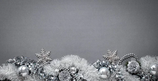 Oscuro Elegante Fondo Navidad Copos Nieve Plata Estrellas Oropel Sobre — Foto de Stock