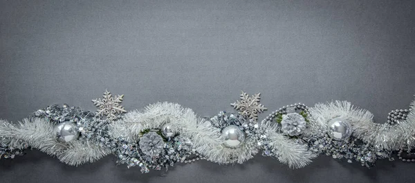 Újévi Banner Háttér Ezüst Karácsonyi Dekorációk Kúp Tinsel Labdák Hópelyhek — Stock Fotó