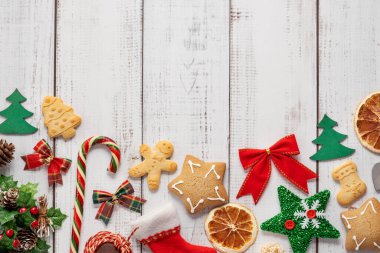  Mutlu yıllar arkaplan, noel sembolleri, yeni yıl ağacı oyuncakları, ahşap masada zencefilli kurabiye.,