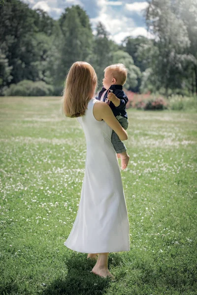 Anya Fia Sétálnak Zöld Füvön Sétálnak Gyerekkel Parkban Egy Virágzó — Stock Fotó