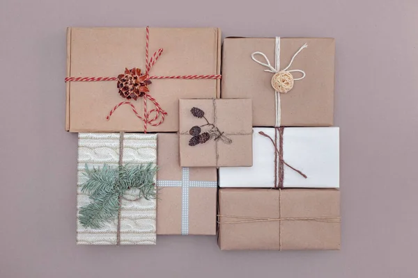 Sok Kézműves Papír Karácsonyi Ajándékok Elrendezés Ajándék Dobozok Díszek Évre — Stock Fotó