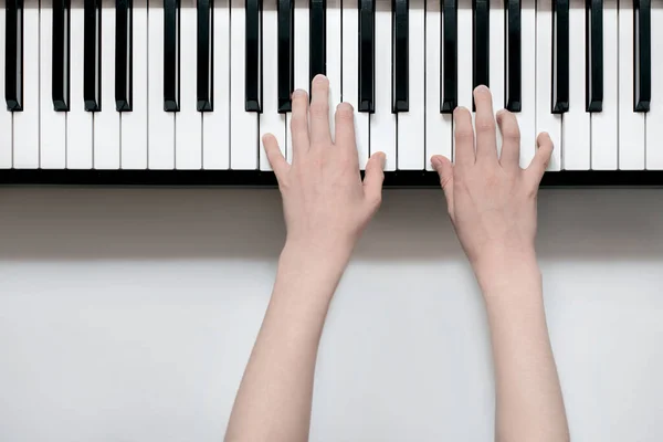 Spela Piano Händer Närbild Tangenterna Till Synthesizer Top View Musik — Stockfoto