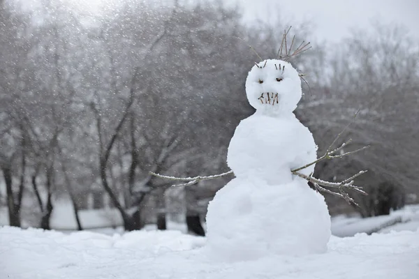 Snowman Street Children Made Snowman Out Snow Branches Children Winter — Stock Photo, Image