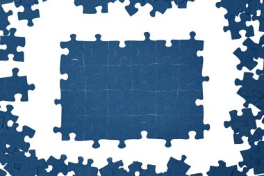 Beyaz arkaplanda mavi yapboz parçaları, bir bulmaca, karmaşık bir proje üzerinde sıkı çalışma konsepti, takım çalışması, fikirler ve çözümler bul