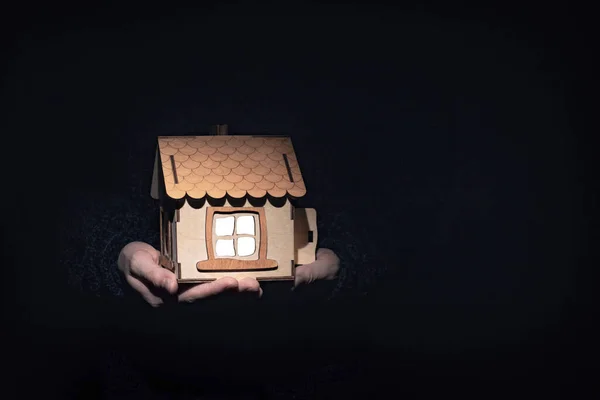 어두운 귀엽고 창문의 가족의 부동산 — 스톡 사진