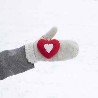 Kadın elinde kırmızı yün bir kalp, beyaz örgü eldiven, Sevgililer Günü için arka plan, kışı severim.