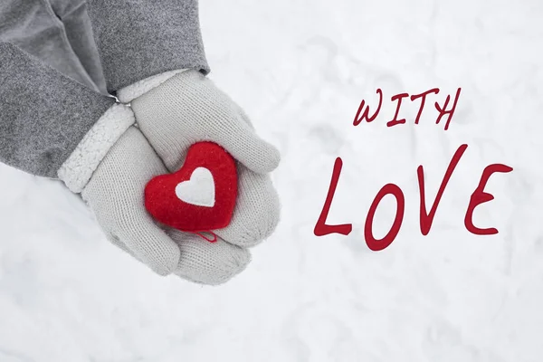 红心在手 编织手套在雪的背景上 我爱冬天 情人节礼物 — 图库照片