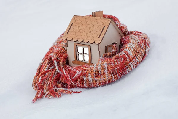 Ein Holzhaus Steht Schnee Eingehüllt Einen Gestrickten Schal Das Konzept — Stockfoto