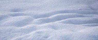 Beyaz, temiz, yumuşak kar, yağan karın dokusu, kış arkaplanı.