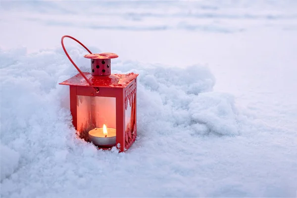Vela Inverno Rua Neve Lanterna Retro Com Vela Ardente Neve — Fotografia de Stock