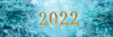 güzel yeni yıl 2022 afişi mavi ladin dalları, kar taneleri ve altın sayılar