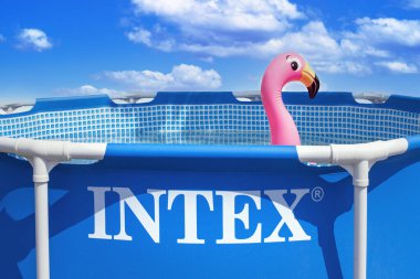 Mavi havuz INTEX, havuzda evde yüzmek, bir aile için yazın taşınabilir havuz, 2 Ağustos 2020, St. Petersburg, Rusya