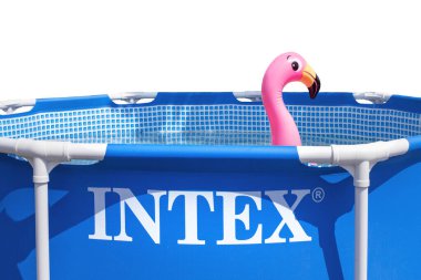 Mavi havuz INTEX izole, şişme pembe flamingolu portatif bir havuz, 2 Ağustos 2020, St. Petersburg, Rusya