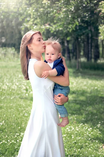 Boldog Anya Megöleli Megcsókolja Babát Fia Egy Fiatal Karjaiban Sétálni — Stock Fotó