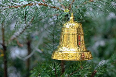 Noel ağacında altın çan, kışın sokakta süslenmiş Noel ağacı, Noel arkaplanı.