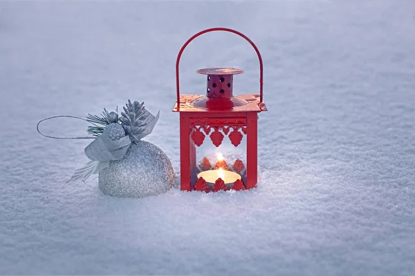 Αναμμένο Κερί Ένα Κόκκινο Vintage Κηροπήγιο Στο Χιόνι Ένα Χριστουγεννιάτικο — Φωτογραφία Αρχείου