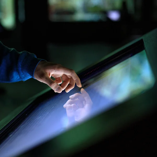 Primer Plano Mano Tocando Pantalla Táctil Digital Centro Comercial Terminal — Foto de Stock