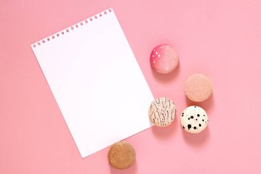 Fransız hamur işleri pembe arka planda kremalı pasta, yazı için beyaz boş sayfa, tarif konsepti, liste, diyet, dilekler