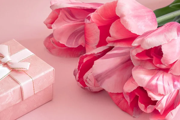 ピンクのチューリップの花束とギフトボックスピンクの背景 母の日または女性の日の背景 ロマンチックな挨拶カード — ストック写真