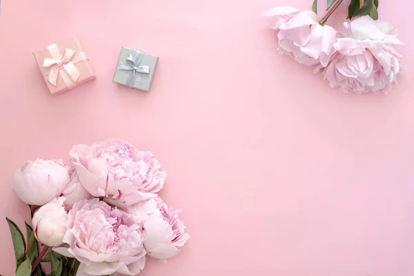 Ajándék Dobozok Rózsaszín Háttér Felülnézet Rózsaszín Bazsarózsa Asztalon Fölött Gúnyolódik — Stock Fotó