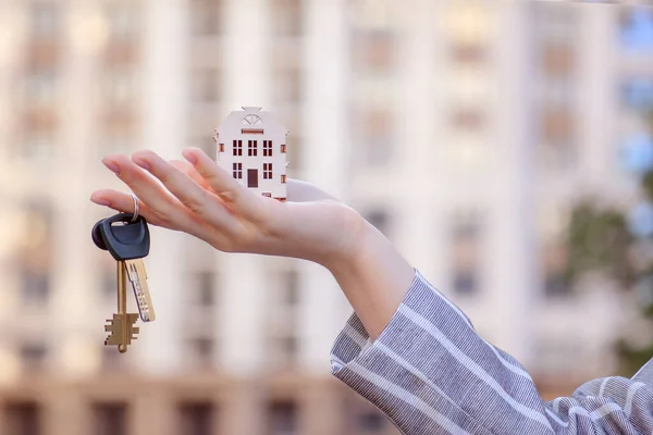 Schöne Weibliche Hand Hält Die Schlüssel Zum Haus Oder Zur — Stockfoto