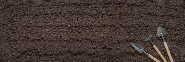 Знамя грунта и садового инструмента, текстура плодородной почвы крупным планом, вид сверху, концепция сельского хозяйства, сельское хозяйство, огород, выращивание растений и цветов, весенние сезонные работы