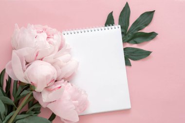 Pembe arka planda notepad ve şakayık çiçek, hedef belirleme konsepti, yaz planları, dilek listesi, alışveriş, boş mesaj kağıdı, romantik kart, tasarım için taklit