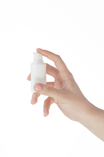 Пластиковая Белая Бутылка Женской Руке Белом Фоне Уход Кожей Косметический — стоковое фото