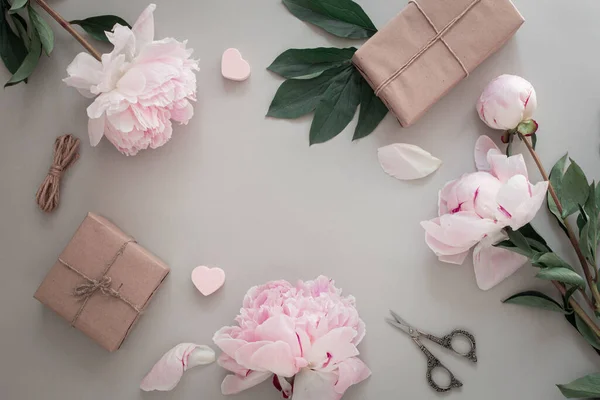 Layout Pink Peony Flowers Rope Scissors Handmade Craft Paper Gifts — Stockfoto