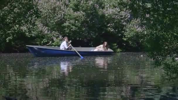 姐姐和哥哥用小船喂鸭，家人在湖上度假在夏天高质量的FullHD镜头 — 图库视频影像