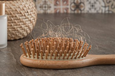 Bambu doğal masaj saç tarağı banyoda uzun saçlar saç dökülmesi tedavi konsepti saç dökülmesi, saç dökülmesi her gün ciddi sorunlar. Saç dökülmesi için çözüm.