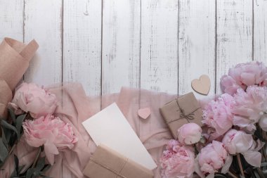 Tatil planı, pembe şakayıklar, el işi hediye kutuları, doğum günü süsü, sevgililer günü, anneler günü geçmişi.