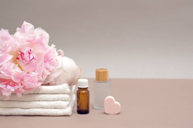 Spa konsepti, kozmetoloji ve dermatoloji, kendini sevme, genç cilt için prosedürler, kendine bakım, yer ayırmak, sıcak yumuşak tonlar.