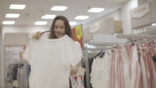 Mladá Žena Vybírá Oblečení Obchoďáku Velké Slevy Vyzkoušejte Nové Oblečení — Stock video