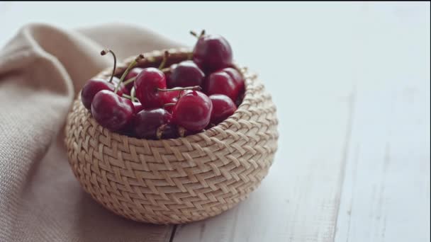 Colheita de bagas, compota caseira e compotas receitas, uma cesta completa de cerejas doces vermelhas frescas Imagens FullHD de alta qualidade — Vídeo de Stock