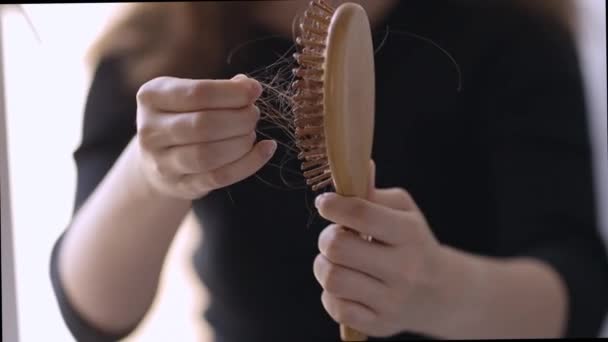 Βούρτσα μαλλιών με κοντά μαλλιά, τριχόπτωση, άγχος και κατάθλιψη Υψηλής ποιότητας υλικό FullHD — Αρχείο Βίντεο