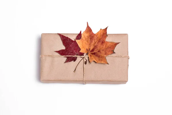 Cadeau Papier Artisanal Avec Feuilles Automne Sur Fond Blanc Paquet — Photo