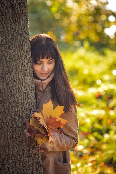 Ung Kvinna Höstpark Med Bukett Ljusa Fallna Blad Står Bakom — Stockfoto