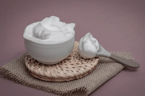 Beyaz Bir Kasede Köpüklü Sabun Hijyen Cilt Bakımı Beyaz Havadar — Stok fotoğraf