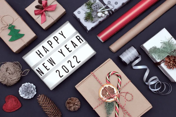 Weihnachten 2022 Hintergrund Viele Verschiedene Geschenkboxen Mit Dekor Geschenkpapier Und — Stockfoto