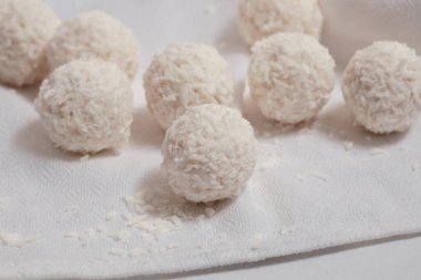 Kütük duvar afişi, ahşap arka plan, yuvarlak kütüklerden yapılmış bir evin duvarı, beyaz boyayla boyanmış.