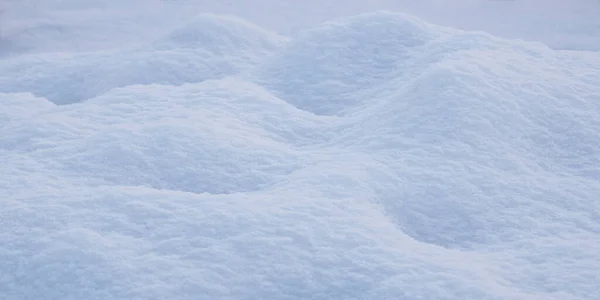 新鮮な白い雪の背景冬の雪のドリフトのテクスチャ冬の風景 — ストック写真