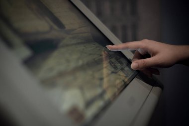 dokunmatik ekran, parmakla ekrandaki düğmeye basar, sanal alan, gezi, modern teknolojilerin eğitimde kullanımı, eğitim