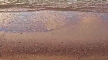 Deniz kıyısında dalgalar, kumsalda dalgalar yuvarlanıyor, kumsal terk edilmiş, yolculukta yalnızlık...