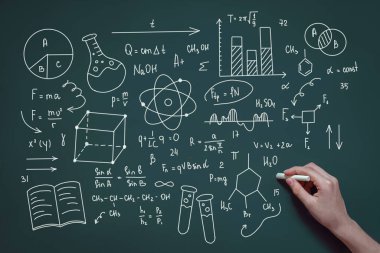 okul arkaplanı, tebeşirle çizilen el karatahta formülleri ve elementler, işaretler ve semboller, bilgi grafikleri, eğitim kavramı, çocuk dehası